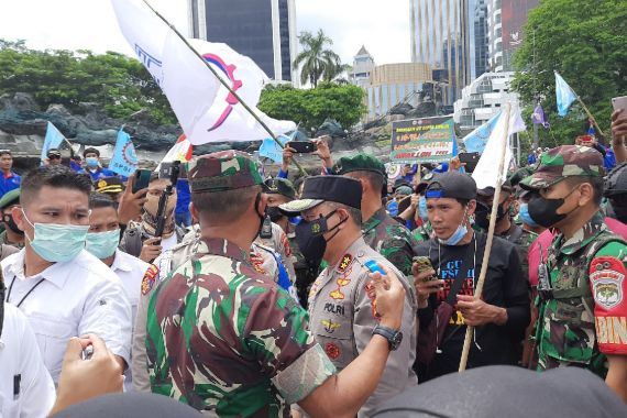 Lihat, Dua Jenderal di Tengah Massa Buruh Usai Putusan MK - JPNN.COM