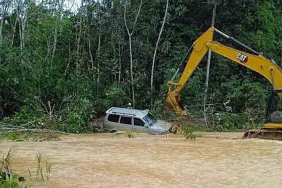 Detik-Detik Pejabat Barito Utara dan Istri Tewas Terseret Banjir, Innalillahi - JPNN.COM