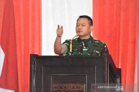 Perintah Jenderal Dudung, Prajurit TNI Harus Melindungi Masyarakat Papua dari Intimidasi KKB  - JPNN.COM