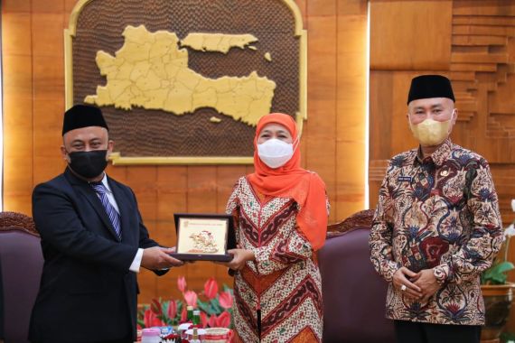 Tingkatkan SDM Unggul, Gubernur Khofifah Realisasikan SMAN 1 Taruna Madani Jawa Timur - JPNN.COM