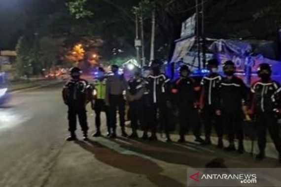 Kelompok Bersenjata Tajam Meresahkan Warga Sukabumi, AKBP Zainal Mengerahkan Pasukan - JPNN.COM