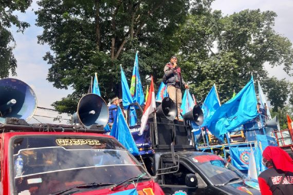 Tolak UMP 2022, Ribuan Buruh Jabar Kepung Kantor Dinas Ridwan Kamil - JPNN.COM