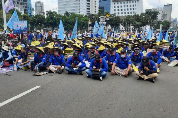 Menko Airlangga: UU Cipta Kerja Tetap Berlaku Sebelum Adanya Perbaikan - JPNN.COM