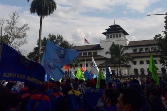 Aliansi Buruh Jabar Minta Penetapan UMP dan UMK 2022 Kembali ke Aturan Lama - JPNN.COM