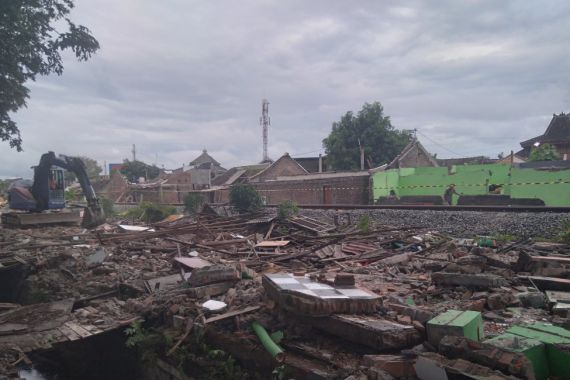 Puluhan Rumah Warga di Joglo Surakarta Dihancurkan Pakai Ekskavator, Lihat - JPNN.COM