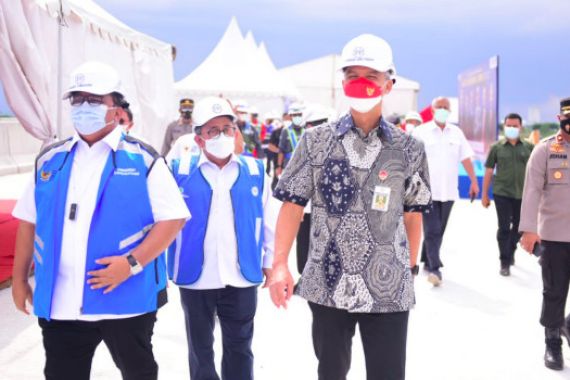 Kunjungi Proyek Tol Semarang-Demak, Gubernur Ganjar Apresiasi Kinerja PT PP - JPNN.COM