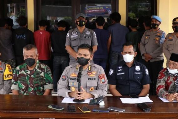 9 Pendukung Calon Kepala Desa Pukuli Polisi - JPNN.COM