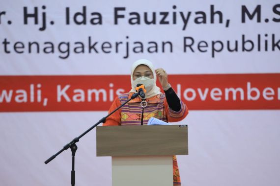 Menaker Ida Fauziyah Tegaskan Generasi Muda Mutlak Harus Perkuat Literasi Digital - JPNN.COM