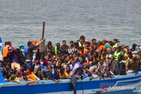 Kapal Berisi 487 Migran Terombang-ambing di Laut Lepas, Untung Ada Angkatan Laut - JPNN.COM