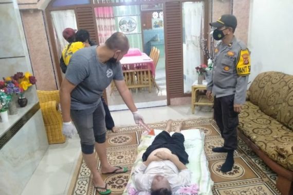 Marbut Masjid Curiga Air di Kamar Mandi Jalan Terus, Lalu Diintip, Astaga, Ternyata - JPNN.COM