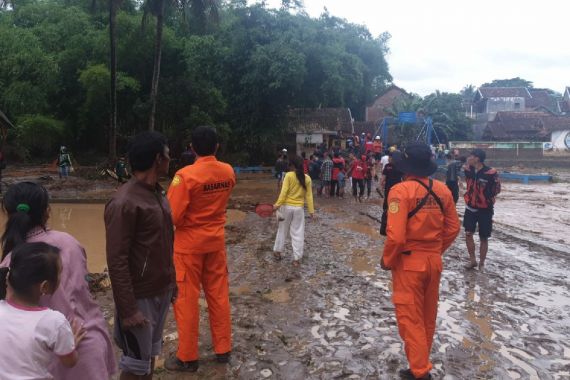 Banjir Bandang Melanda Garut, Belasan Rumah Mengalami Kerusakan - JPNN.COM