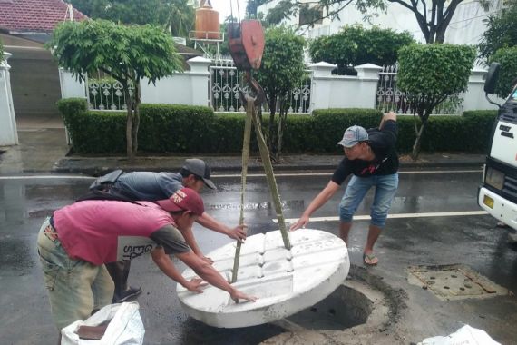 Antisipasi Banjir, Anak Buah Heru Budi Kerja Bakti di Sungai hingga Waduk - JPNN.COM