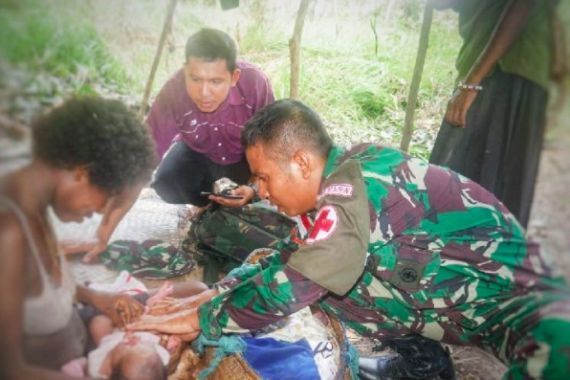 Lihat Aksi Heroik Anggota TNI Membantu Ibu Melahirkan di Hutan - JPNN.COM