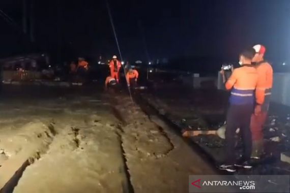 Sempat Tertahan Banjir, Perjalanan Kereta di Bandung Kembali Normal - JPNN.COM