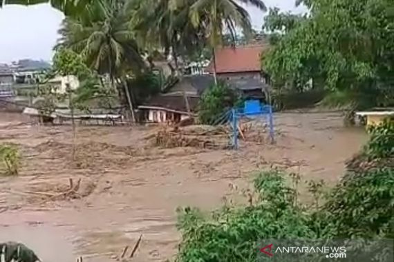 Banjir Bandang Menyapu Rumah Warga di Garut, Begini Dahsyatnya - JPNN.COM