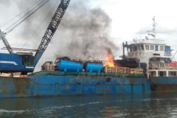 Kapal Bandar Bestari Terbakar di Pelabuhan Sunda Kelapa, Sebegini Kerugiannya - JPNN.COM