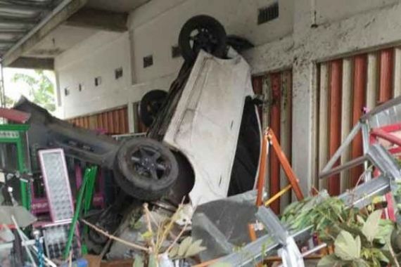 Rahmat Jaya Mengalami Kecelakaan Mengerikan, Mobilnya Sampai Lompati Pagar Ruko - JPNN.COM