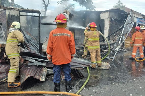 Toko Sepatu dan Warung Ayam Geprek di Duren Sawit Terbakar, Lihat nih Fotonya - JPNN.COM