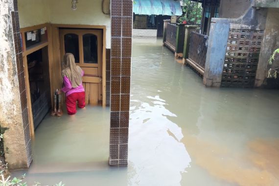 Tanggul Jebol, Tiga Desa di Kabupaten Bandung Terendam Banjir - JPNN.COM