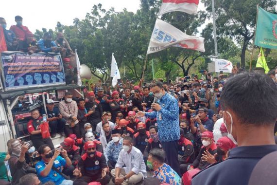Menemui Massa Buruh di Depan Balai Kota, Anies Baswedan: Kami Memperjuangkan UMP Naik Lebih Tinggi - JPNN.COM