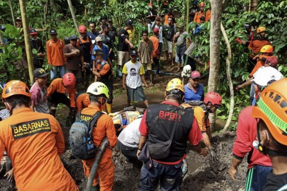 Petani Meninggal Dunia Tertimbun Longsor - JPNN.COM