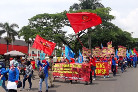 Buruh Kepung Monju Bandung, Long March ke Gedung Sate - JPNN.COM