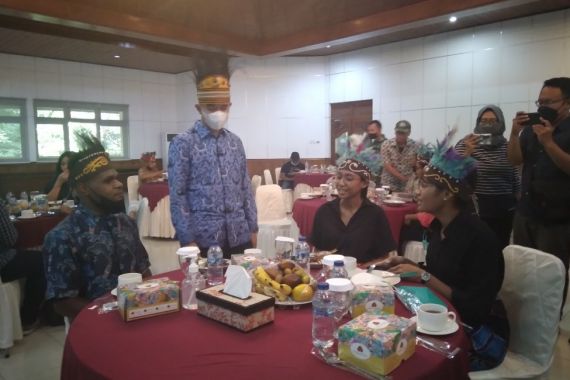 Puluhan Mahasiswa Papua Sambangi Balai Kota Surakarta, Gibran Bilang Begini - JPNN.COM