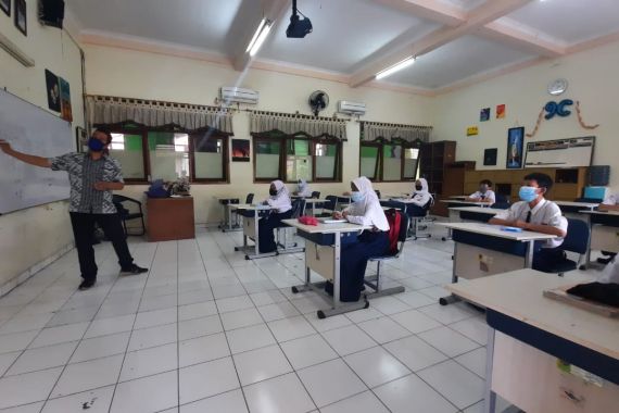 PTM Terbatas di Pancoran Mas Kembali Dibuka, SMPN 2 Depok Perketat Prokes - JPNN.COM