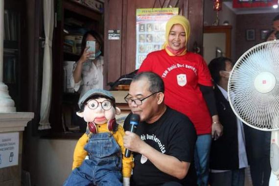 Agus DS Tampil Atraktif Saat Peringatan Hari Dongeng Nasional di TBM Bukit Duri Bercerita - JPNN.COM