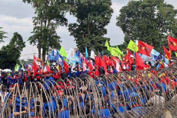 Demo UMP, Buruh Jabar Ungkit Jasa Besar kepada Ridwan Kamil - JPNN.COM