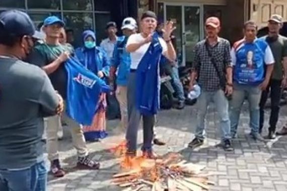 Video Kader Demokrat Riau Membakar Atribut Partai, Jubir Kubu Moeldoko Bilang Begini - JPNN.COM