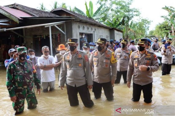 Kapolri Jenderal Listyo dan Akpol 1991 Salurkan Bantuan untuk Korban Banjir di HST - JPNN.COM