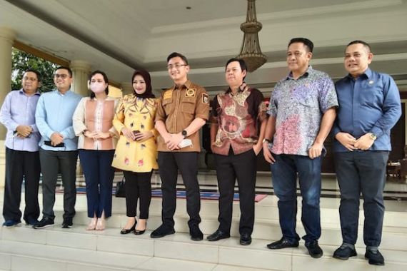 Sambangi Wagub Banten, Sultan Dorong Percepatan Pembangunan Kawasan Ekonomi Halal - JPNN.COM