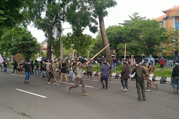 17 Tuntutan Massa AMP sebelum Bentrok dengan 2 Ormas Bali Tak Jauh dari Konjen AS - JPNN.COM