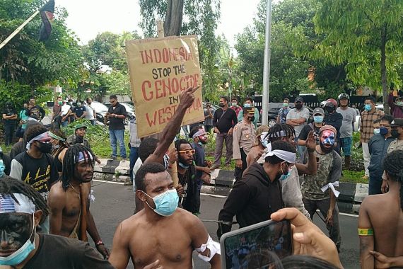 Tuntut Kemerdekaan Papua, Massa AMP Diadang 2 Ormas Bali, Bentrok - JPNN.COM