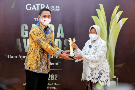 Terobosan Atasi Dampak Pandemi Antarkan Mensos Risma Raih Penghargaan GATRA Award - JPNN.COM
