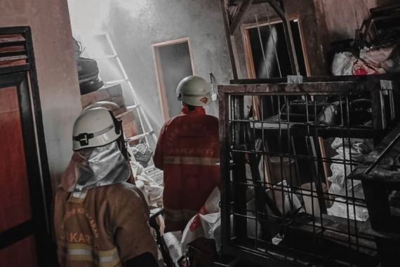 Kebakaran Menghanguskan Bengkel Las di Duren Sawit Jaktim - JPNN.COM