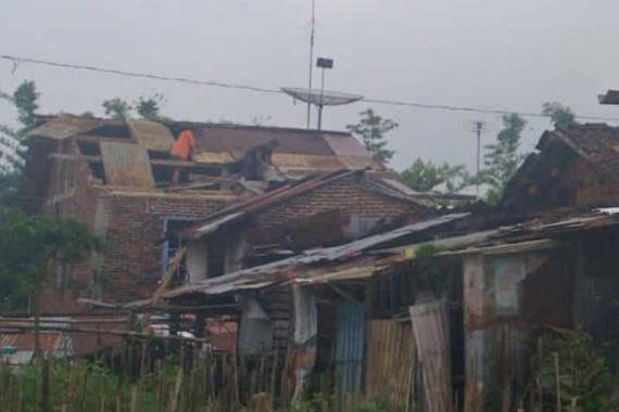 Angin Ribut Merusak Belasan Rumah di Temanggung - JPNN.COM