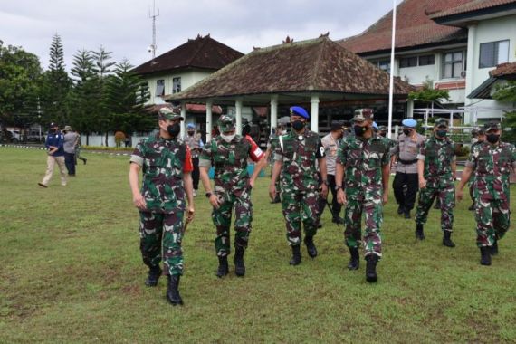 Brigjen TNI Husein Sagaf: Prajurit Jangan Lengah Selama Pengamanan Kunjungan Presiden - JPNN.COM