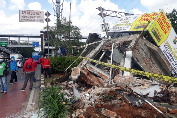 Kecelakaan TransJakarta, Bus Menabrak Pos Polisi PGC, Hancur - JPNN.COM