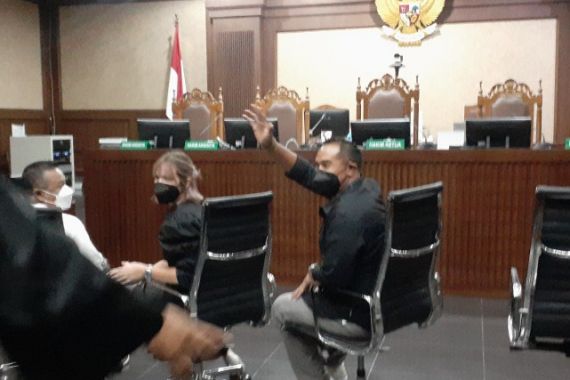 Jalani Sidang Perdana, Begini Penampilan Nia Ramadhani dan Suami - JPNN.COM