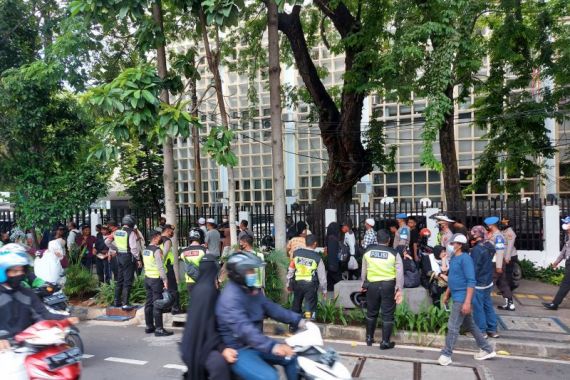 Bubarkan Massa Reuni 212 di Sarinah, Polwan: Jangan Terlalu Aktif di Jalan, Bunda - JPNN.COM