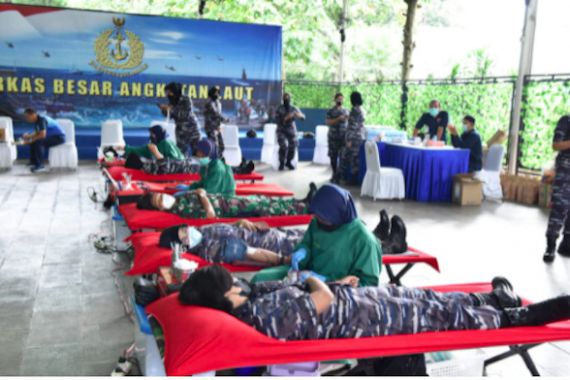 Lihat, Ratusan Korps Wanita TNI AL Tidur Telentang, Didatangi Petugas, Ada Apa? - JPNN.COM