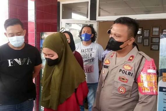 Wanita Berjilbab Ini Langsung Mengiyakan Ajakan Kakak Angkatnya Berbuat Terlarang - JPNN.COM