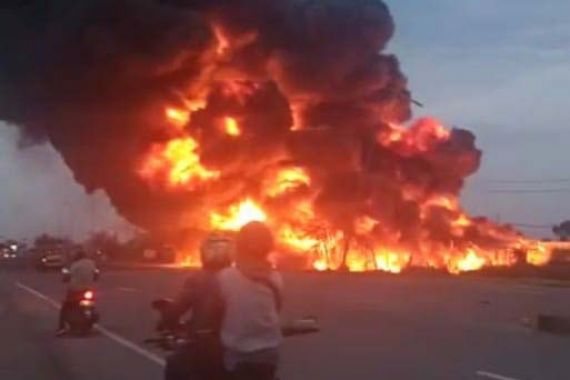 Gudang Minyak Ilegal Kebakaran, Lalu Lintas Pintu Masuk Tol Palindra Sempat Macet Total - JPNN.COM