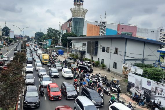 Imbas Uji Coba Ganjil Genap, Arus Lalu Lintas di Jalan Margonda Depok Macet  - JPNN.COM