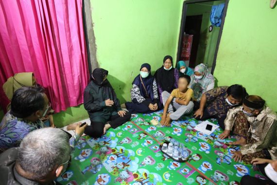 Mensos Risma Kunjungi Rumah Bocah Disabilitas Korban Kekerasan, Ini yang Disampaikan - JPNN.COM