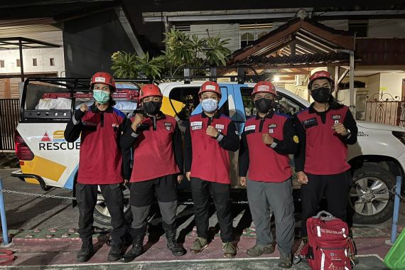 Gunung Semeru Meletus, Sekolah Relawan Kirim Tim Evakuasi  - JPNN.COM