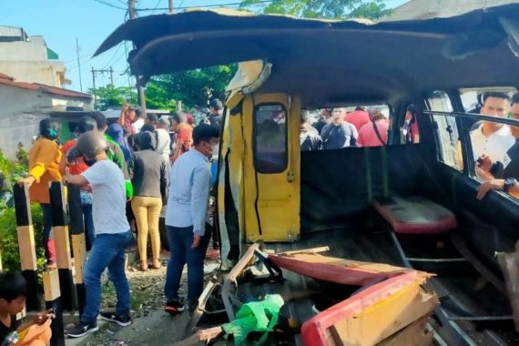 Kereta Api Vs Angkot di Medan, 4 Tewas, 6 Terluka  - JPNN.COM
