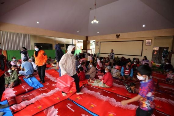 Tiba di Lokasi Bencana Erupsi Gunung Semeru, Mensos Tinjau Kesiapan Dapur Umum - JPNN.COM